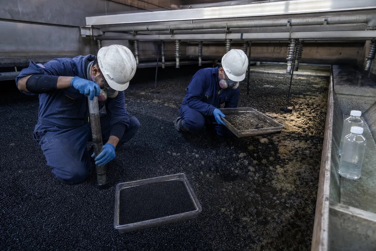 Bed coring distinguishes uniform loading from deposits, biological activity, and local defects：Depth-resolved bed core、Uniform black GAC bed、Deposit/biological anomaly zone、Wash nozzles, water, and carbon samples