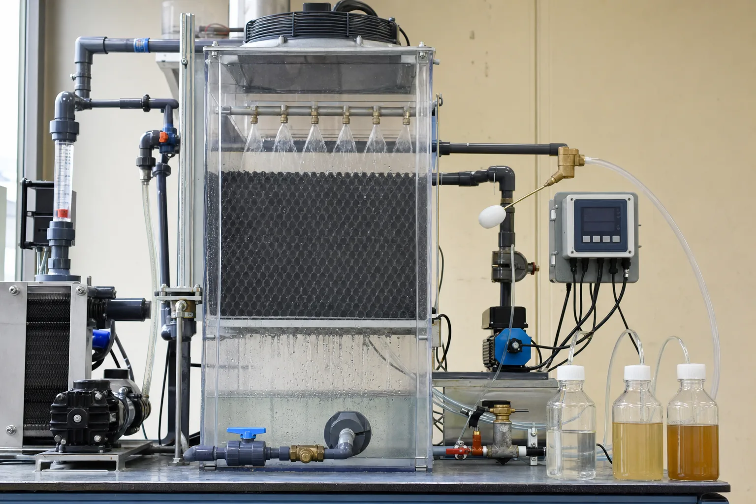 A transparent rig puts spray, fill, airflow, basin and balance measurements in one system：Hot-water spray distribution、Wet fill heat and mass transfer、Fan airflow and drift eliminator、Cold basin, makeup/blowdown and instruments