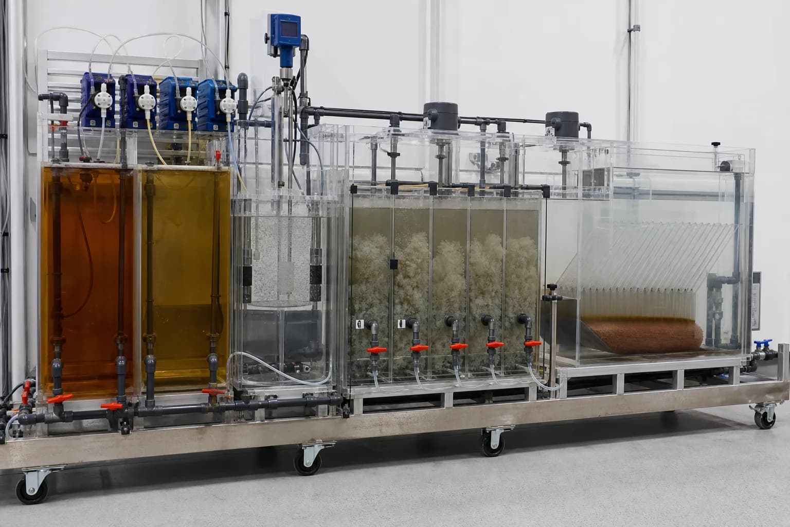 A transparent pilot makes dosing, rapid reaction, flocculation, and lamella separation visible：Multiple reagent metering pumps、Equalization/redox and pH reaction、Staged flocculation cells、Lamella clarification and sludge