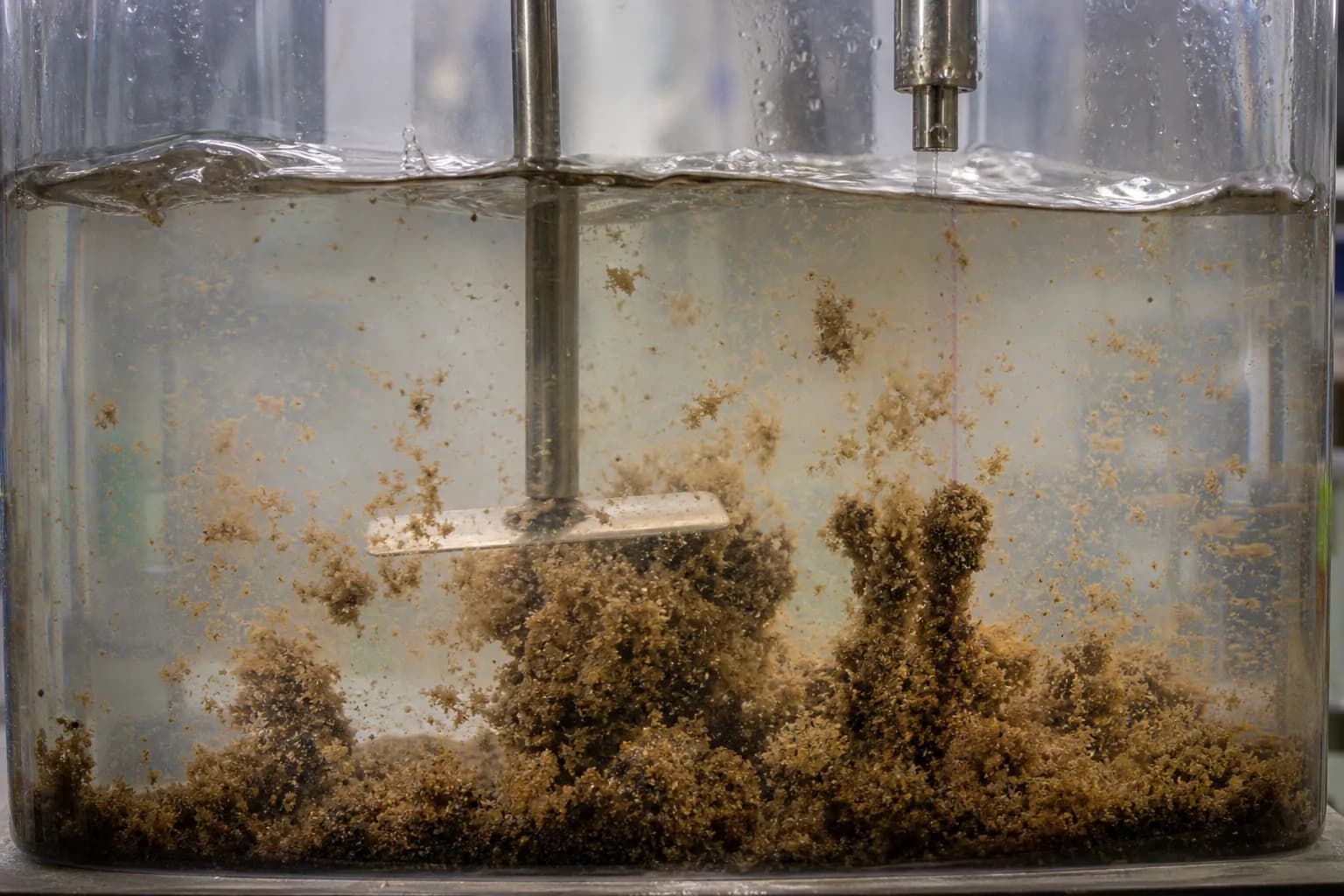 Microsand or return sludge gives floc a seed and weight：Controlled-shear mixer、Polymer/chemical feed、Dense ballasted floc、Clarified upper zone