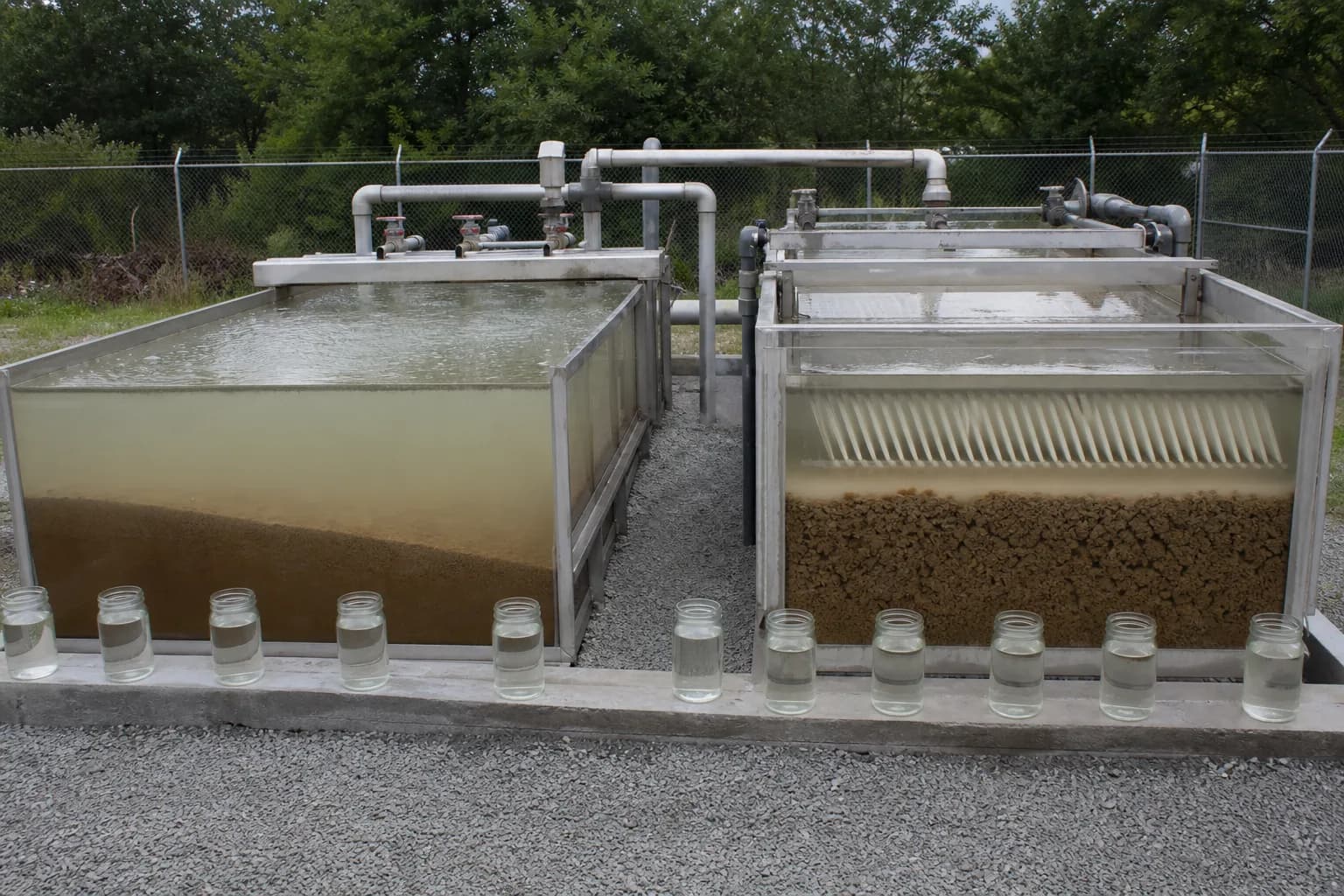 A same-footprint comparison shows more area, but floc quality still governs：Conventional surface/long path、Inclined short settling paths、Sludge blankets and underflow、Paired effluent samples
