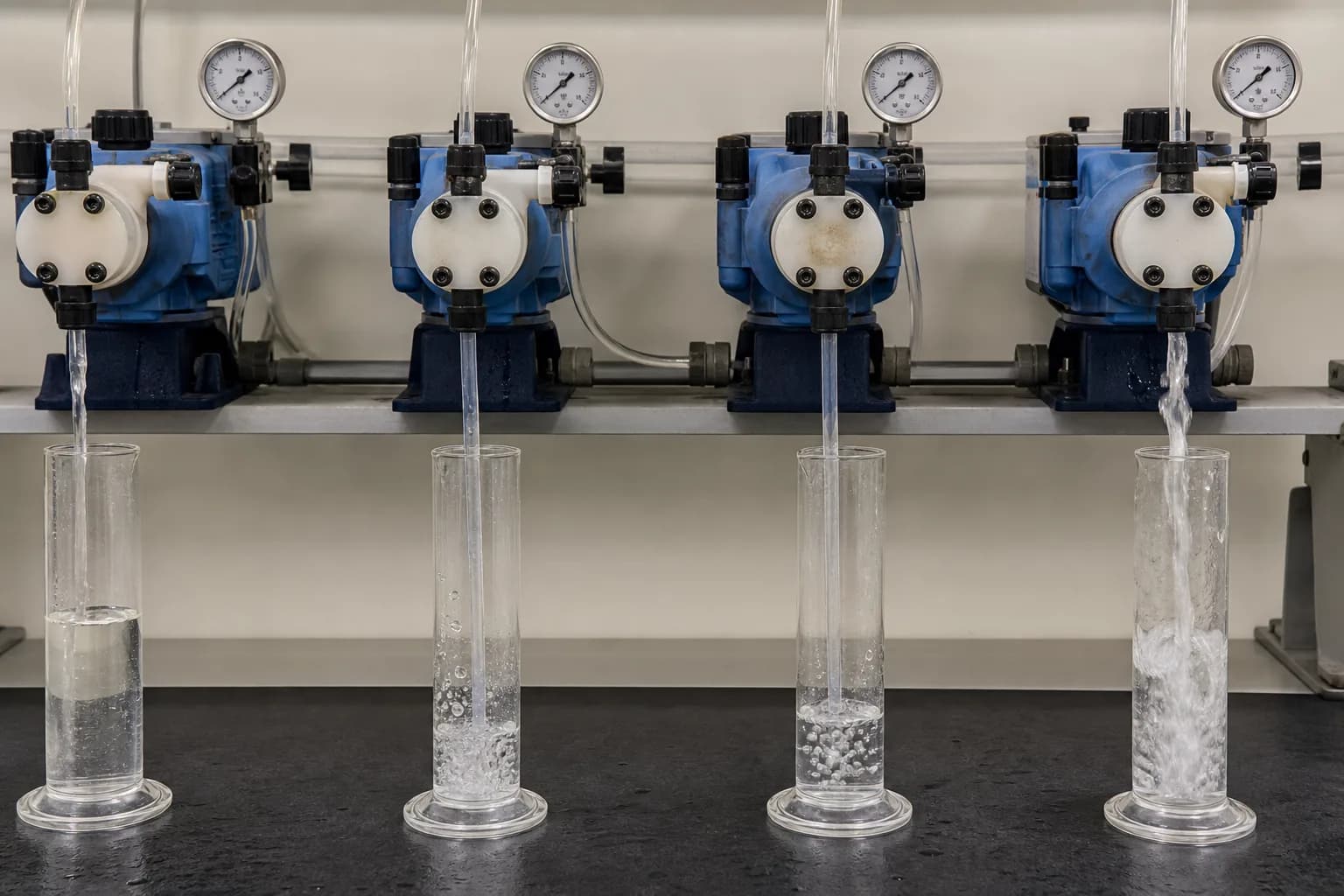 Calibration comparison shows how prime, gas, valves and backpressure change flow at the same setting：Fully primed repeatable delivery、Gas/off-gassing intermittent flow、Lost prime or check leakage、Low backpressure / siphon overfeed
