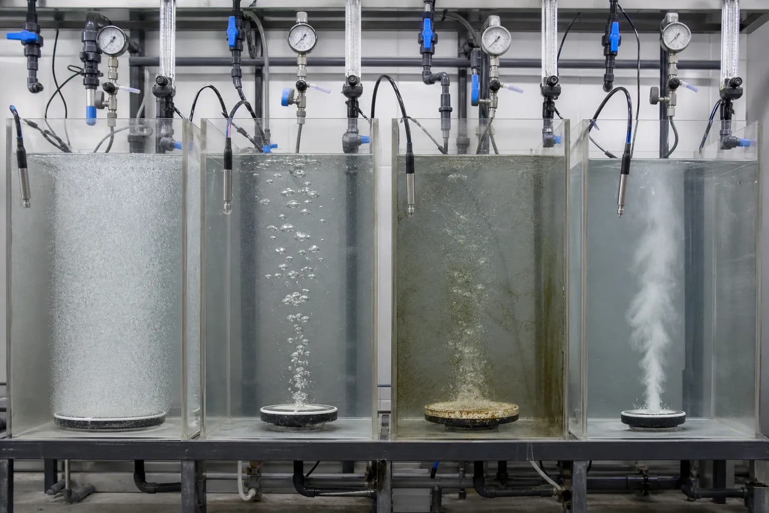 Four tanks contrast clean fine pores, coarse bubbles, fouling and membrane rupture：Clean fine pore: uniform bubbles、Coarse/high-flow: fast large bubbles、Fouled membrane: patchy, high loss、Torn/detached membrane: coarse jet