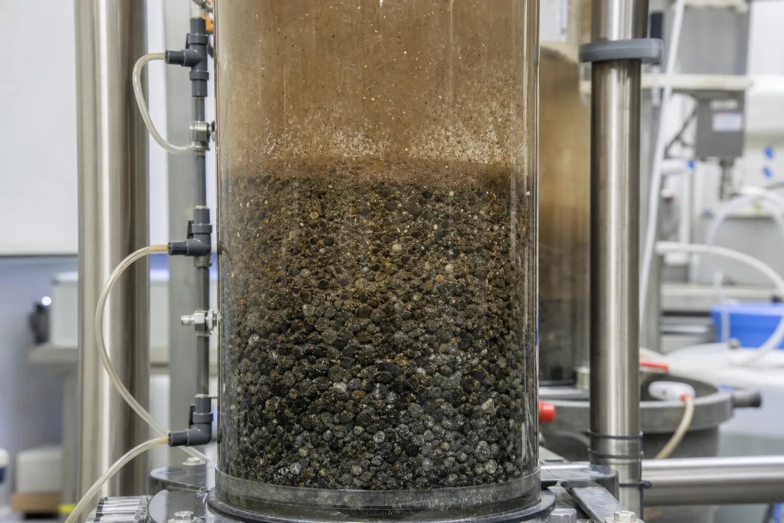 A loaded column shows capture and head loss developing through depth：Segment pressure taps、High-solids upper zone、Continued depth capture、Local head loss and flow shift
