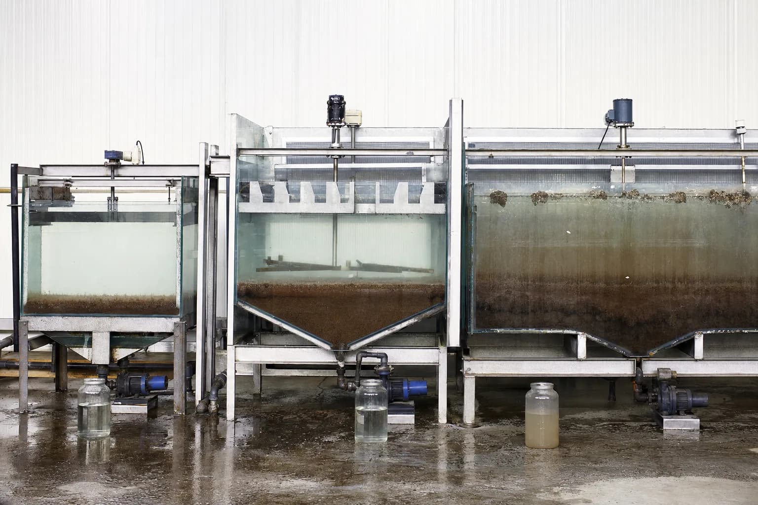 At equal flow, undersized, matched and oversized-but-unmanaged tanks differ：Undersized/high loading、Matched settling/removal、Oversized with retained sludge、Three effluent samples